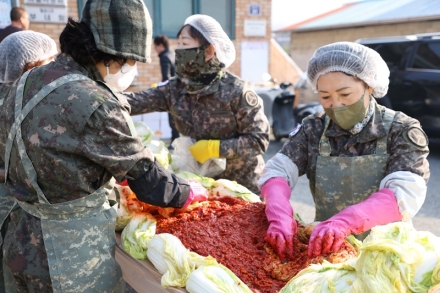 보은군 여성예비군, 김장 나눔으로 지역사회에 온기 전해