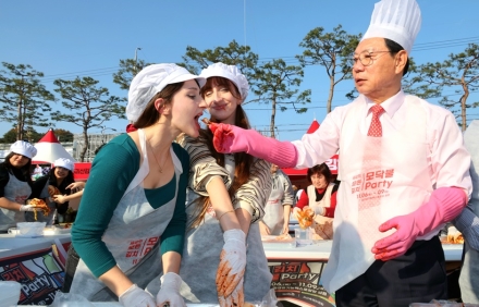 외국인 인플루언서, 괴산 김장축제서 한국 전통문화 체험