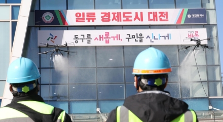 대전 동구, 드론 활용해 청사 외벽 청소… 추락재해 ‘제로’ 도전