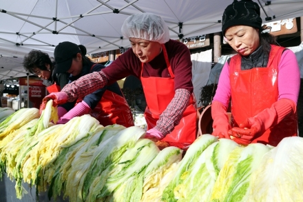 김영환 충북지사, 청주 육거리시장 ‘사랑의 김장나눔’ 참석