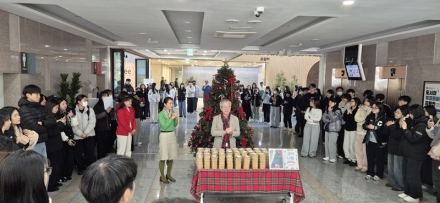 충북대 도서관 크리스마스 트리 점등식 개최