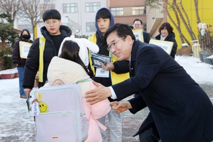 충북교육청, 성화초에서 눈맞춤 아침맞이 진행