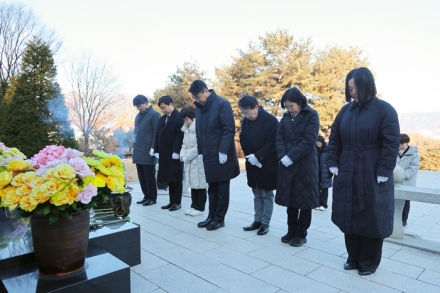 증평군의회, 충혼탑 참배로 2026년 의정활동 출발