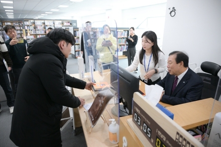 최민호 세종시장, 시립도서관서 ‘1일 사서’ 체험…현장 소통 강화