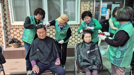 괴산군 불정면 새마을회,‘청춘 되찾아드리기’염색 봉사 펼쳐