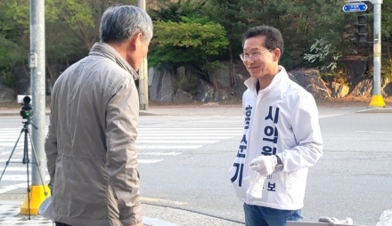 “얼굴인식 카메라까지 등장…홍순기 예비후보  거리인사 ‘이색 선거전’ 눈길”