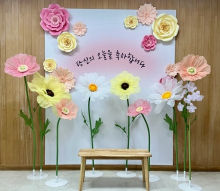 충주시, 민원실에 ‘행복 포토존’ 운영… 시민의 특별한 순간 기념