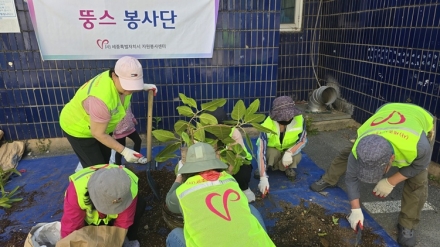 “화분 하나로 이어진 이웃 정”…뚱스봉사단, 분갈이 봉사활동 펼쳐