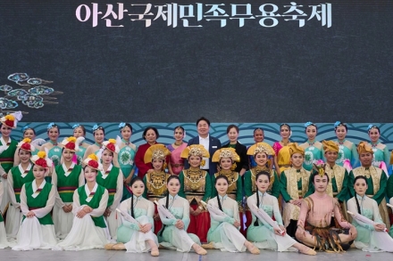 ‘요람에서 불멸까지’…이순신 일대기 퍼레이드에 아산이 물들다
