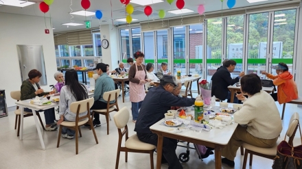 괴산군립치매전담요양원, 어버이날 맞아 ‘사랑의 가든파티’ 개최