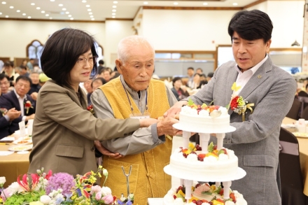 보은군, 어버이날 맞아 구순·상수 어르신 생신잔치 개최