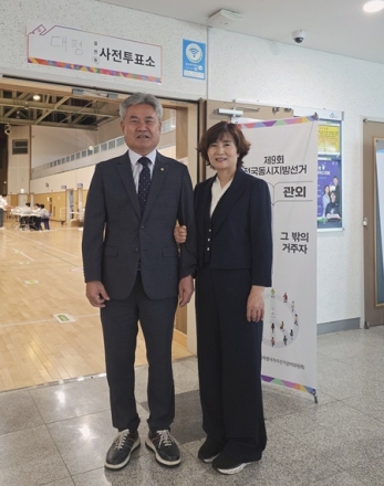 안광식 세종시교육감 후보, 사전투표 첫날 배우자와 함께 한 표 행사