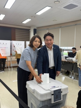 오세현 아산시장 후보, 29일 배우자와 함께 사전투표 마쳐