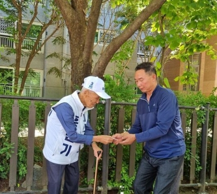 100세 넘은 부친의 거리 유세…홍순기 후보 향한 '부정(父情)' 감동