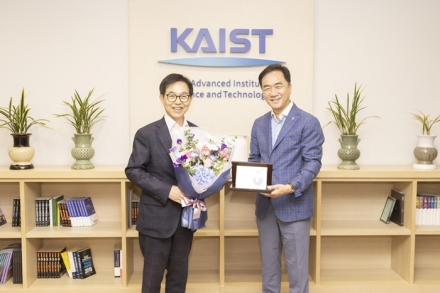 정장선 평택시장, KAIST 총장에 감사패…AI 반도체 융합캠퍼스 추진 협력 강화