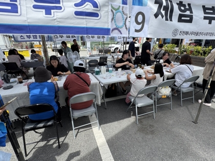 진천 홰나무 마켓 성황…도시재생 거점공간에 주민 활력 더했다