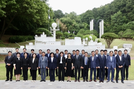 천안시의회 제10대 의회 출범…태조산 참배로 첫 공식 일정 시작