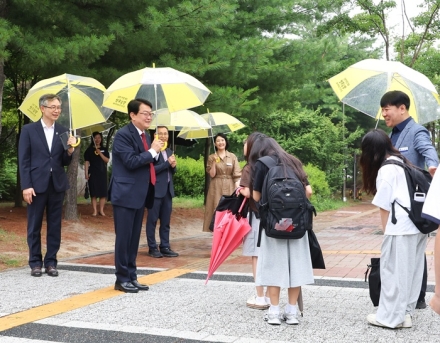 오석진 대전시교육감, 대전선유초에서 학생 등교맞이로 공식 업무 시작