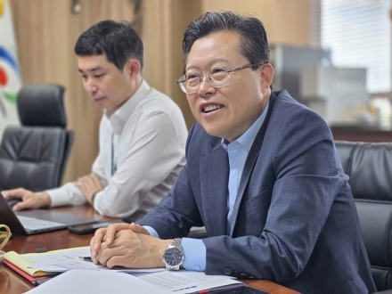 장기수 천안시장 "도서관 운영체계 전면 개편"…작은도서관 지원 확대
