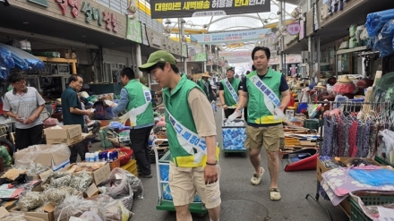 괴산군새마을회, 전통시장서 폭염 극복 얼음물 1,000병 나눴다