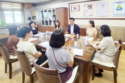 "학부모 민원에 지친 교사들"…윤건영 교육감이 직접 들은 현장 목소리