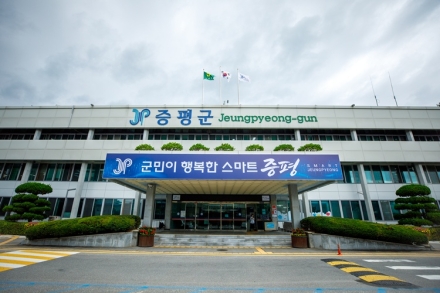 증평군, 폭염 속 주민 지키는 ‘시원한 한 병’…스마트쉼터 얼음물 지원