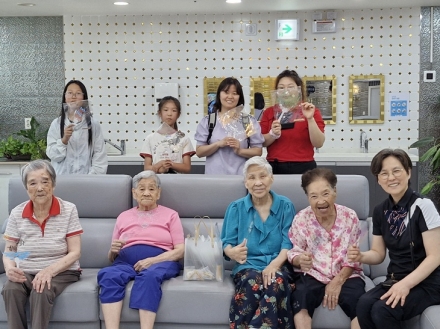 증평초, 직접 만든 캘리그라피 부채 요양원 기부