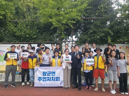 장군면 학교-마을 잇는 100m 벽화…아이들의 사계절 추억 담아