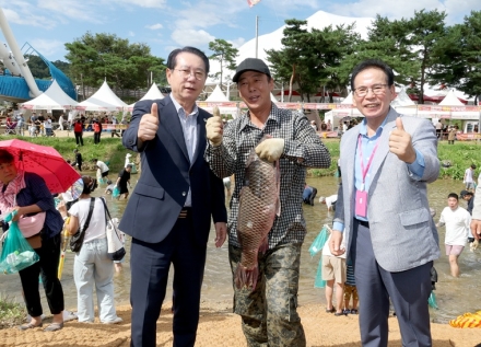 “풍덩!” 동진천이 웃음바다로…괴산고추축제 ‘고추 물고기를 잡아라’ 인기