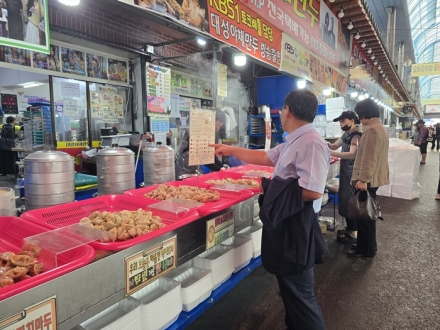 충북교육청 직속기관, 전통시장 찾아 ‘추석 장보기’…지역 상권에 힘 보태