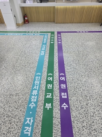 충북도, 도청 민원실에 ‘길찾기 유도선’ 설치