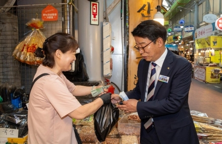 “우리 손으로 지역경제 살려요” 대전 대덕구, 추석맞이 장보기 행사