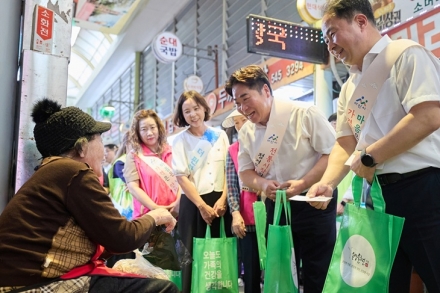 아산시, 추석 앞두고 전통시장 장보기…지역경제 활성화 ‘앞장’