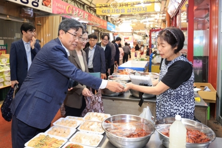 이상식 충북도의회 의장, 추석 앞두고 복대가경시장 찾아 민생 소통