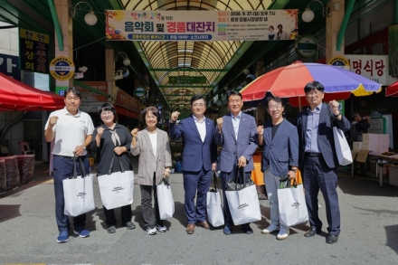 증평군의회, 추석 앞두고 환경정비·전통시장 장보기