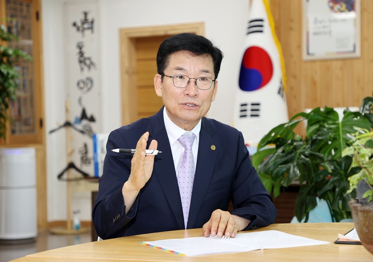 [인터뷰]윤건영 충북교육감 “AI 시대, 아이들에게 필요한 건 ‘삶의 나침반’”