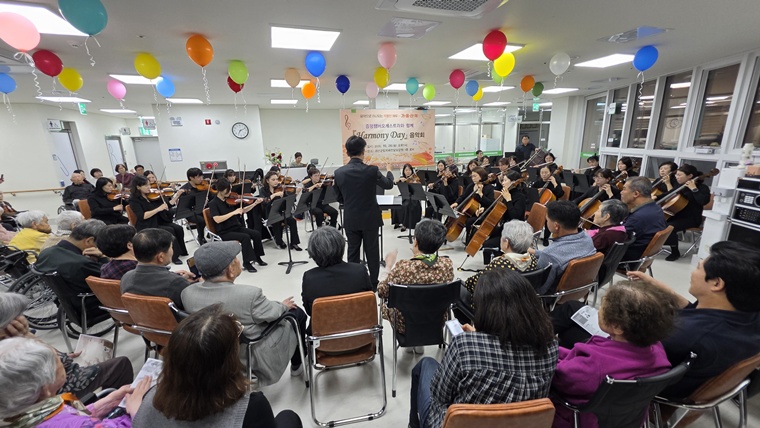 26일 괴산군립치매전담요양원에서 열린 가을밤 `Harmony Day` 음악회.jpg