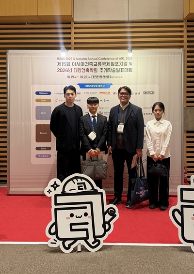국립한밭대학교 건축설비시스템공학과 조진균 교수와 연구실 학생들 기념촬영.jpg