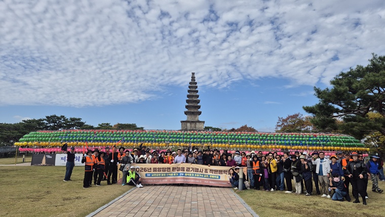충주시 중앙탑면,‘한마음 걷기행사 및 작은음악회’성료 (1).jpeg