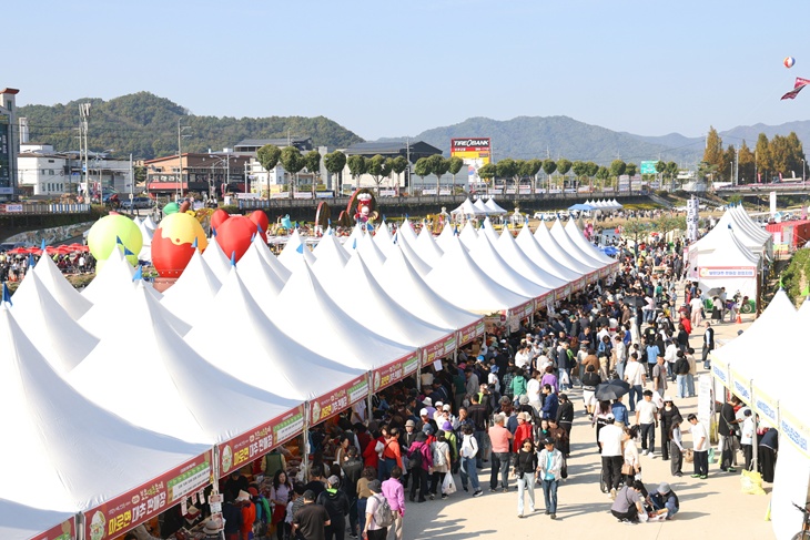 10.26.보은군, 스무 살 맞은 대추축제 성료…맛과 체험으로 채운 열흘(보은대추와 농특산물을 구매하는 방문객들로 북적이는 판매장-1).JPG