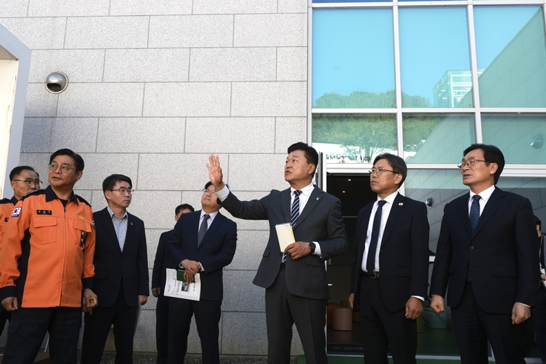 신용한 충북지사, 오송 참사 추모공간 조성 예정지 방문
