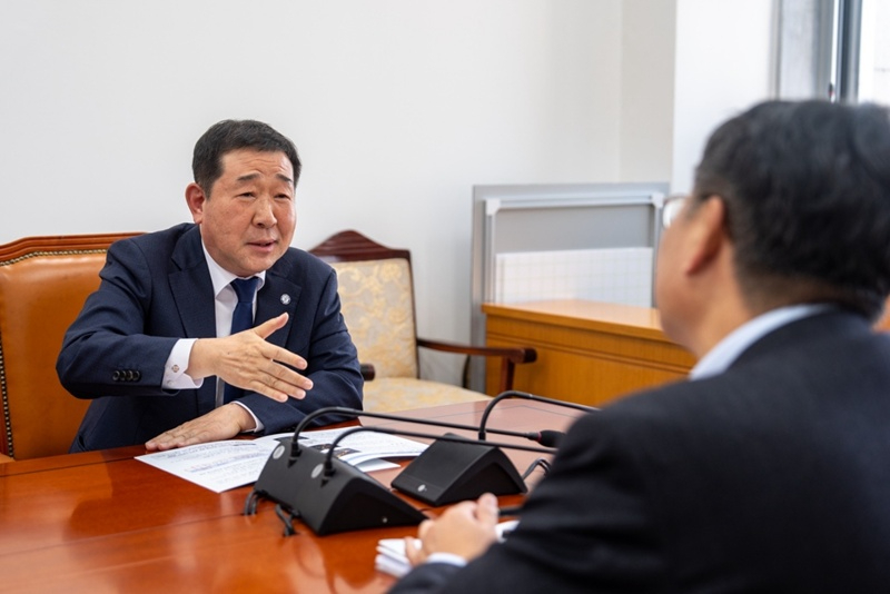 정향우 사회예산심의관 만나 현안사업 설명하는 이재영 증평군수 3.jpg