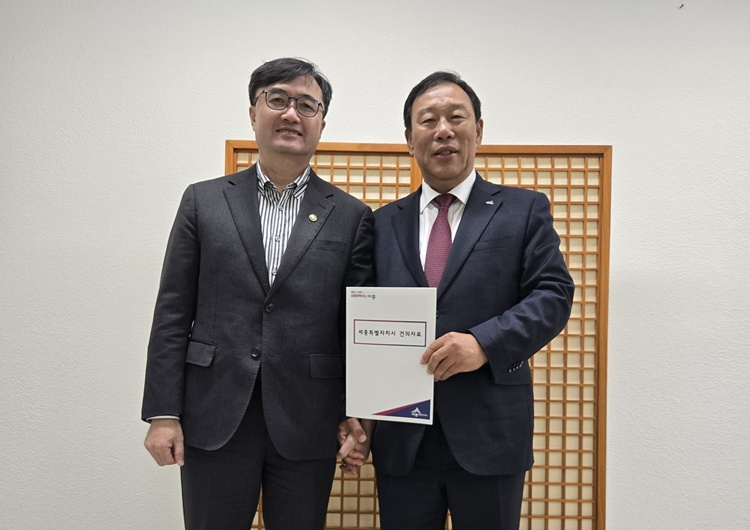 왼쪽부터_임기근_기재부_제2차관__최민호_시장 (1).jpg