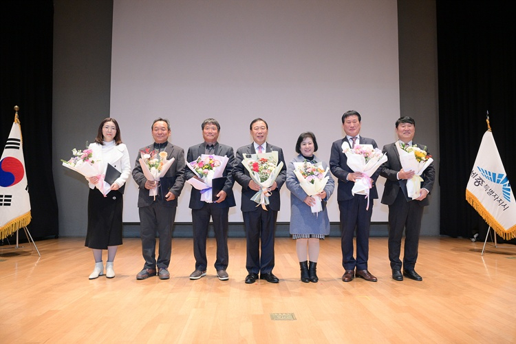농업인 대상_왼쪽 두번째부터 강용규 씨, 박승갑 씨, 최민호 시장, 류명순 씨(농업정책과).jpg