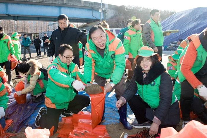 겨울철_제설용_모래주머니_제작(자연재난과)1.jpg