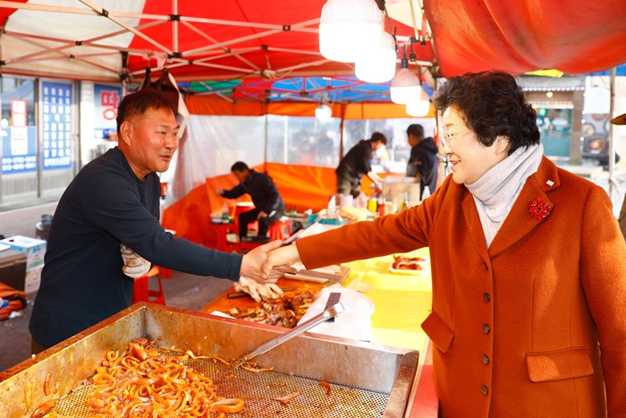 김경희 이천시장, 설 맞아 전통시장 방문 활력 응원