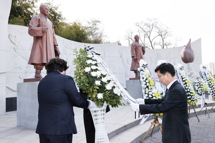 충북교육청, 제107주년 3‧1절 맞아 청주 현충시설 참배