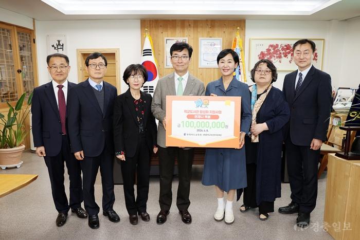충북교육청, 학교도서관 활성화 장학금 1억 원 전달