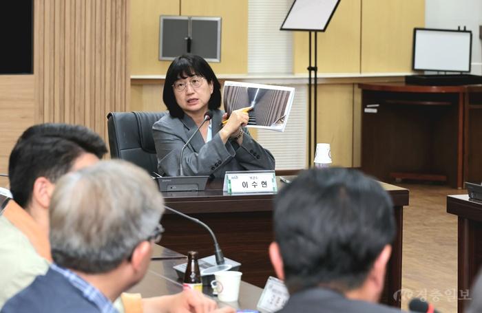 15일 이수현 군수 권한대행 주재로 군청 중회의실에서 와유센터 리모델링 설계(안) 최종 보고회가 진행되고 있다. (2).jpg