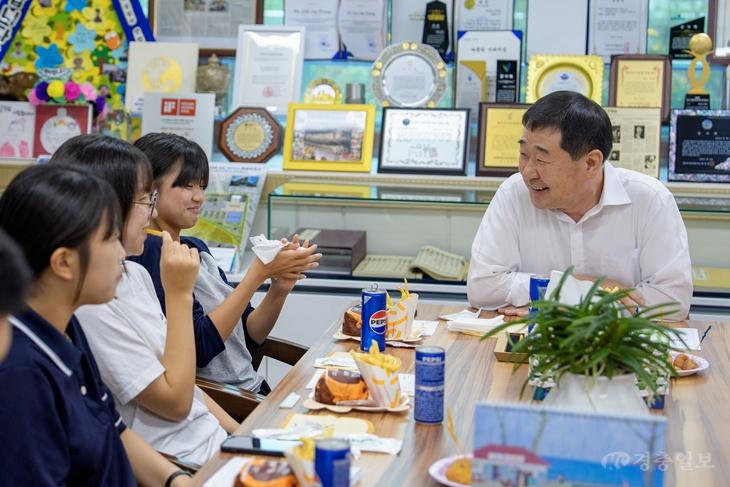 이재영 증평군수, 친선도시 교류캠프 청소년들과 정책 간담회